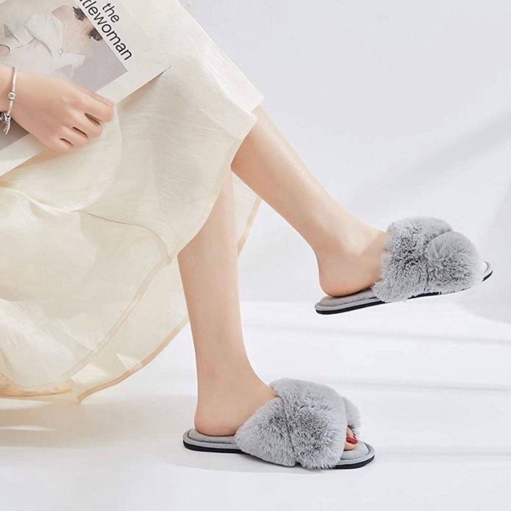 Women's fuzzy slippers sz large